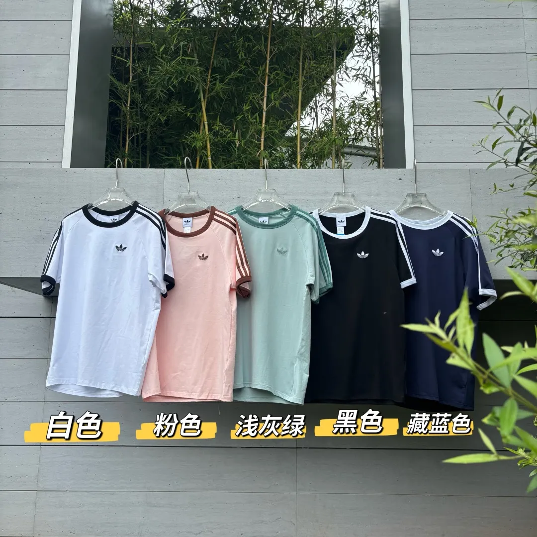 🈴𝟱Color Collection 𝟬𝟱𝟭𝟰𝟴# Exclusive real shot/difference between various stolen pictures and online version on the market [𝗔𝗗𝗜𝗗𝗔𝗦 Adidas Clover Classic Embroidered Couple Round Neck Short Sleeve 𝗧 Shirt] ✅Full set of 1:1 customized accessories ➕Customized three-label ➕𝗬𝘂𝗮𝗻 version hang tag ➕𝗹𝗼𝗴𝗼 packaging bag 🔥 ➕Scan the tag to enter the official website. ✅Top Original version, ins Xiaohongshu has many bloggers wearing it. Clover's latest 5-color T is really Korean casual style ➕Classic Versatile❤️ Skin-friendly and Breathable, super comfortable for daily wear. The clover logo on the chest is very recognizable. 3D three-dimensional tailoring. The upper body is crisp and stylish. The fit is loose. It covers the flesh and makes you slim. It perfectly modifies the figure. The full set of accessories is customized in a one-to-one mold, striving for excellence. Good Quality is never just talk! Color: White Pink Light Gray Green Black Tibetan Blue Size: S M L XL XXL